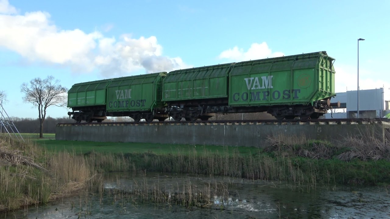 De niet gebruikte VAM-spoor aansluiting en oude treinen te Wijster (Drenthe)
