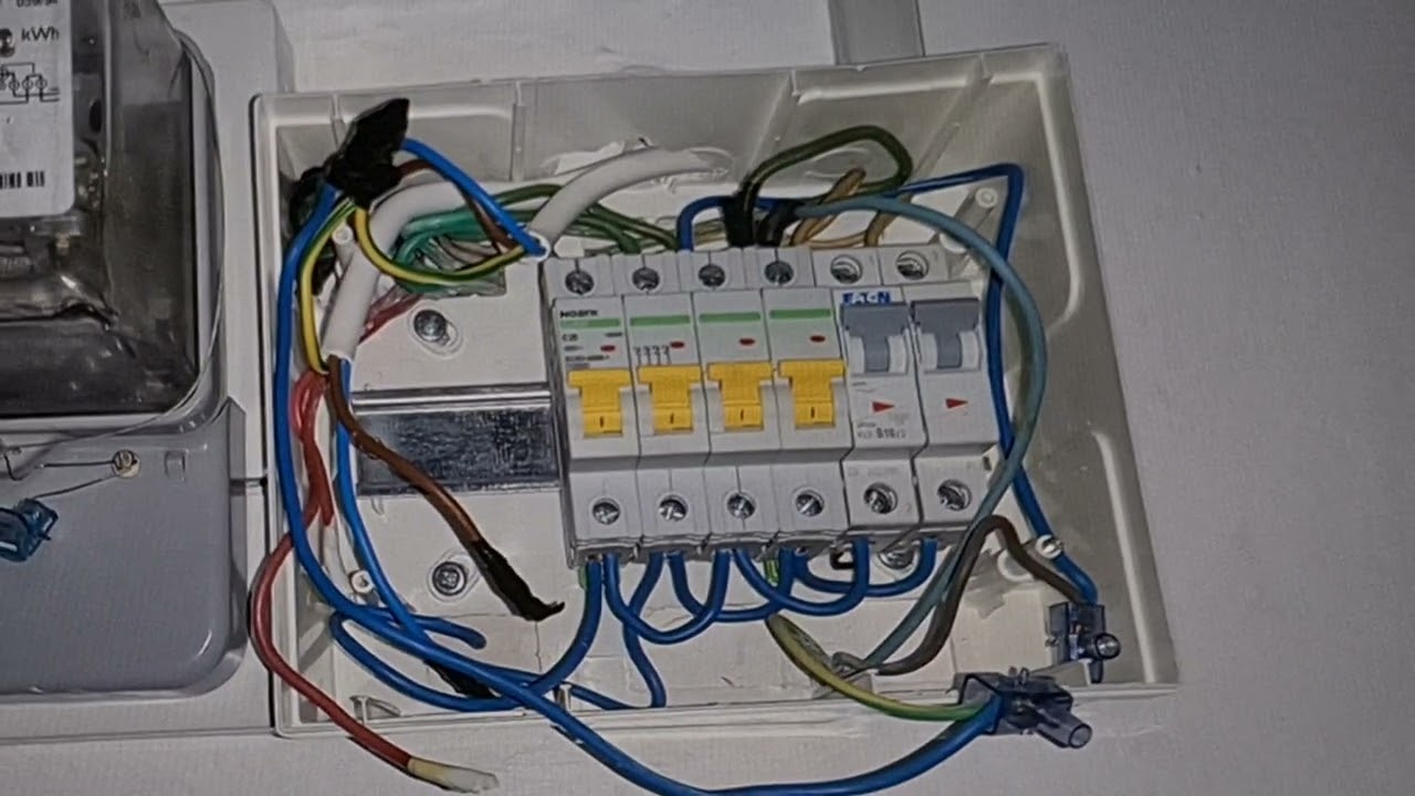Un tablou electric pictat cu stanga si cateva sfaturi legate de Panourile Fotovoltaice
