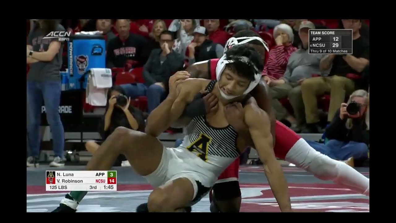 125lbs Vince Robinson (NC State) vs Noah Luna (App State)