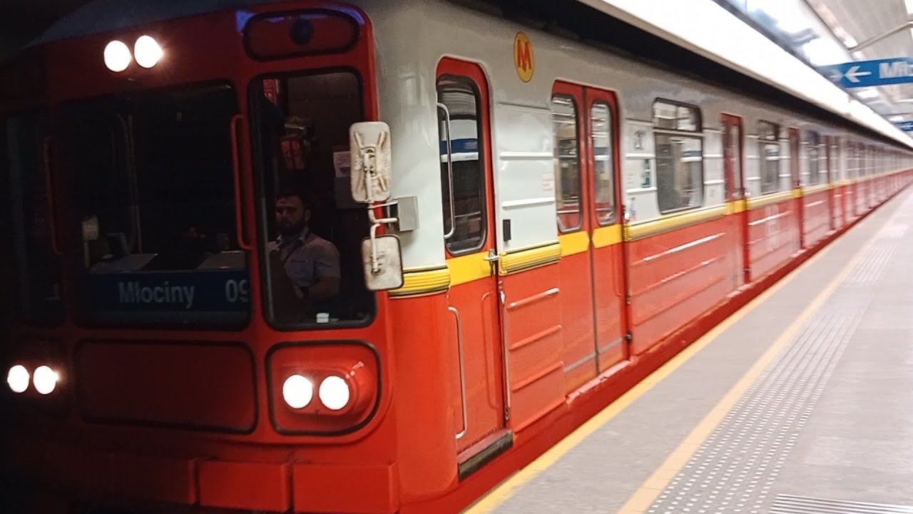 Metrostroi 81-717/714 na warszawskiej linii metra M1