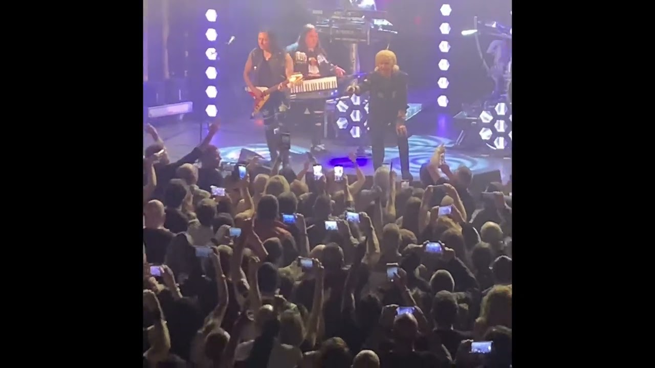 Concierto directo Medina AZAHARA Barcelona abril 2024. Todo tiene su fin