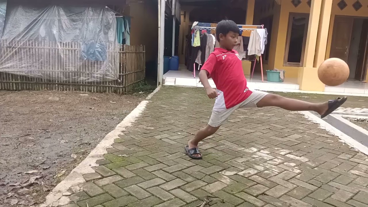 FAYYAS SI RAMBUT API JATUH MAIN BOLA NANGIS 