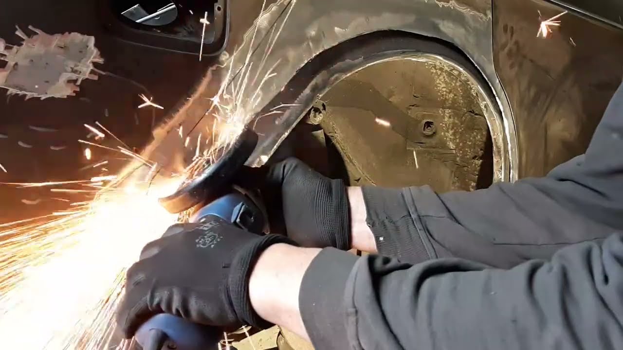 VOLVO 244 GL - wymiana reperaturki błotnika prawego tylnego