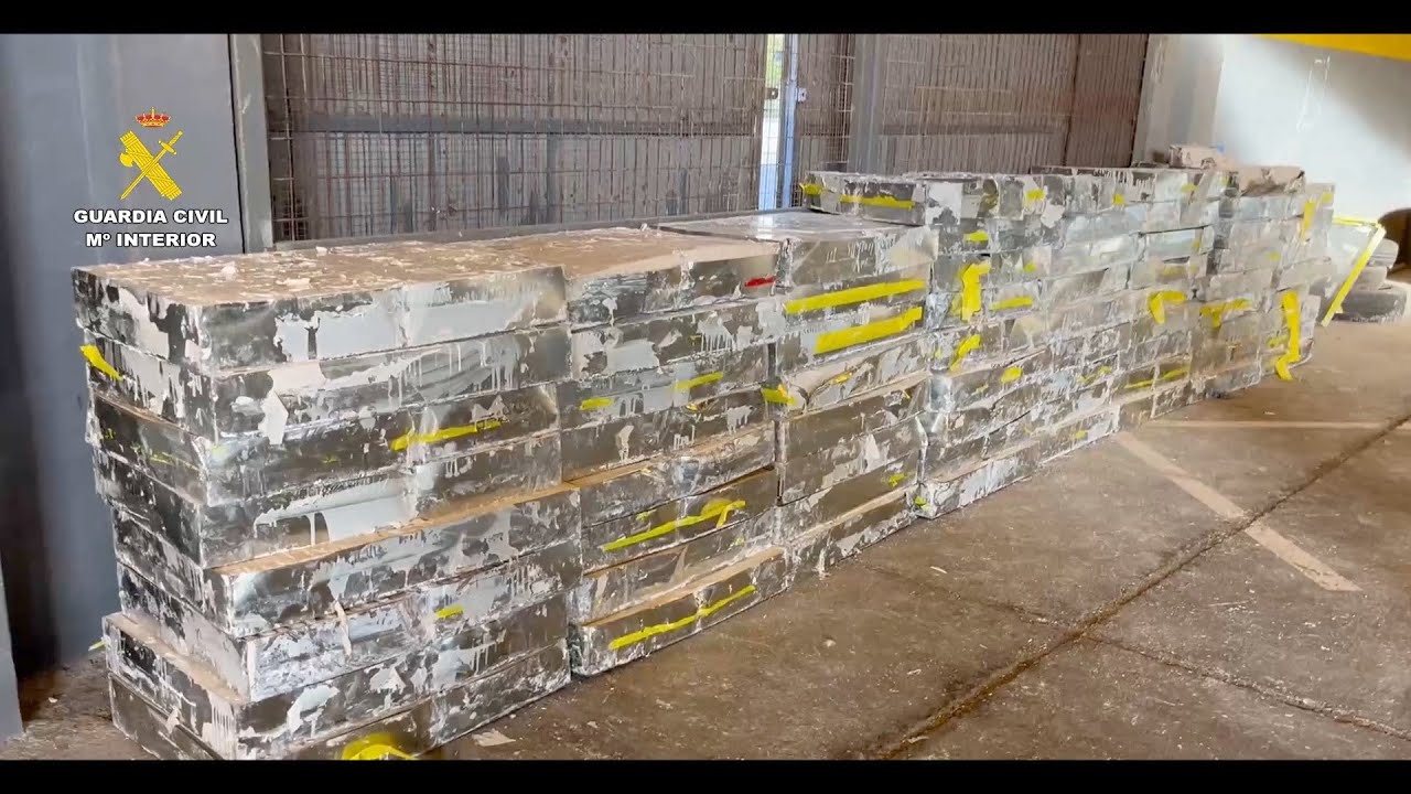 Casi 5 toneladas de hachís en cajones metálicos con silicona y escayola