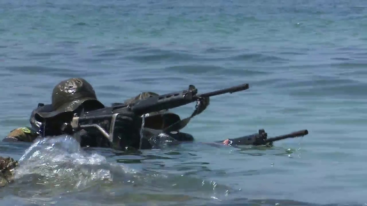 Alunos do curso de mergulhadores de combate realizam exercícios em Angra dos Reis - RJ