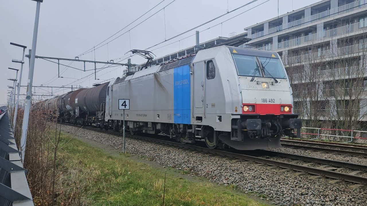 Lineas 186 492 vertrekt met de GXN Saxonia Xpress uit station nijmegen 