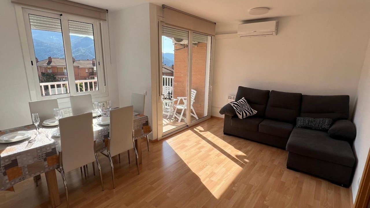 Apartament reformat al Bergueda 6p | Berga, Spain | Hotel Review ⭐