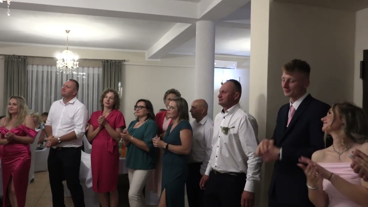 Biesiada Za Stołami Wspaniali Goście i Para Młoda z Kapelą Regent Dance