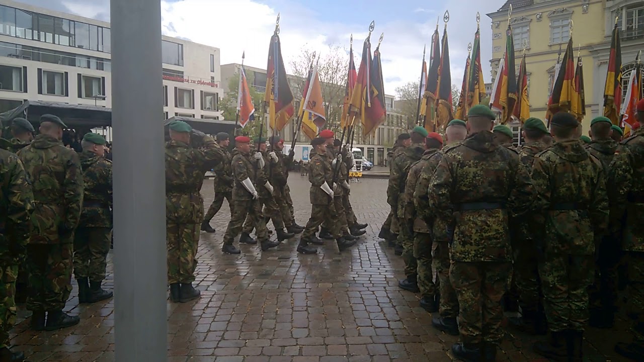 Einmarsch der Truppenfahnen - Kommandoübergabe 1. Panzerdivision