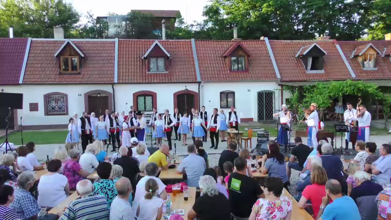 Ženský sbor Koňadra a CM Friška / sobota 27. 6. v 19:30 / iFolklorní Strážnice 2020