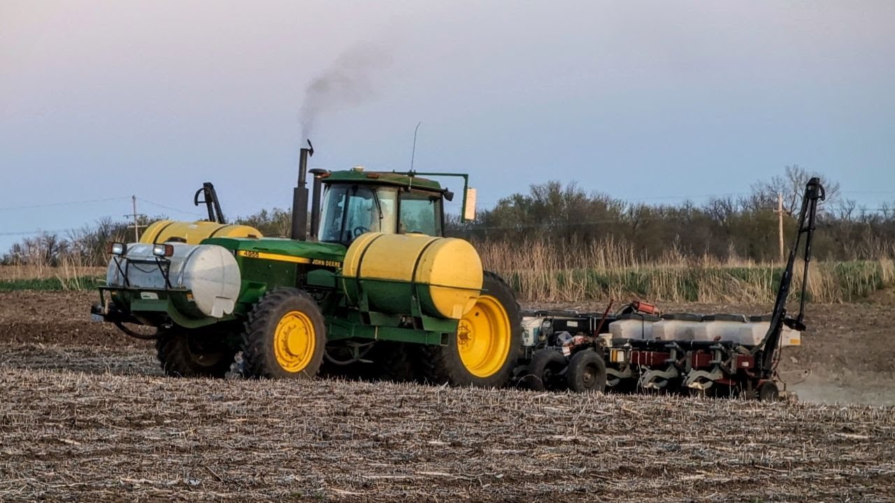 John Deere 4955 - Planting Corn 2024