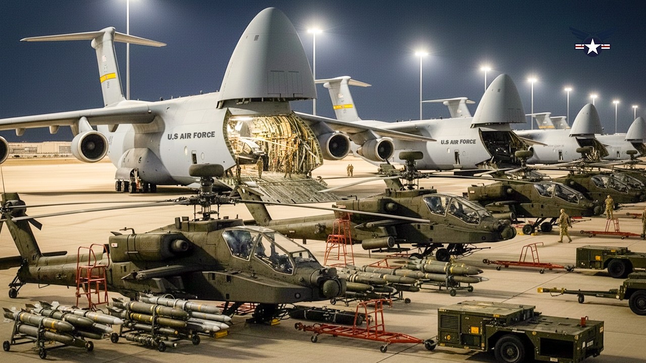Сотни америка вертолетов AH-64 выгружаются самолетов C-17 в полночь для проведения экстренных