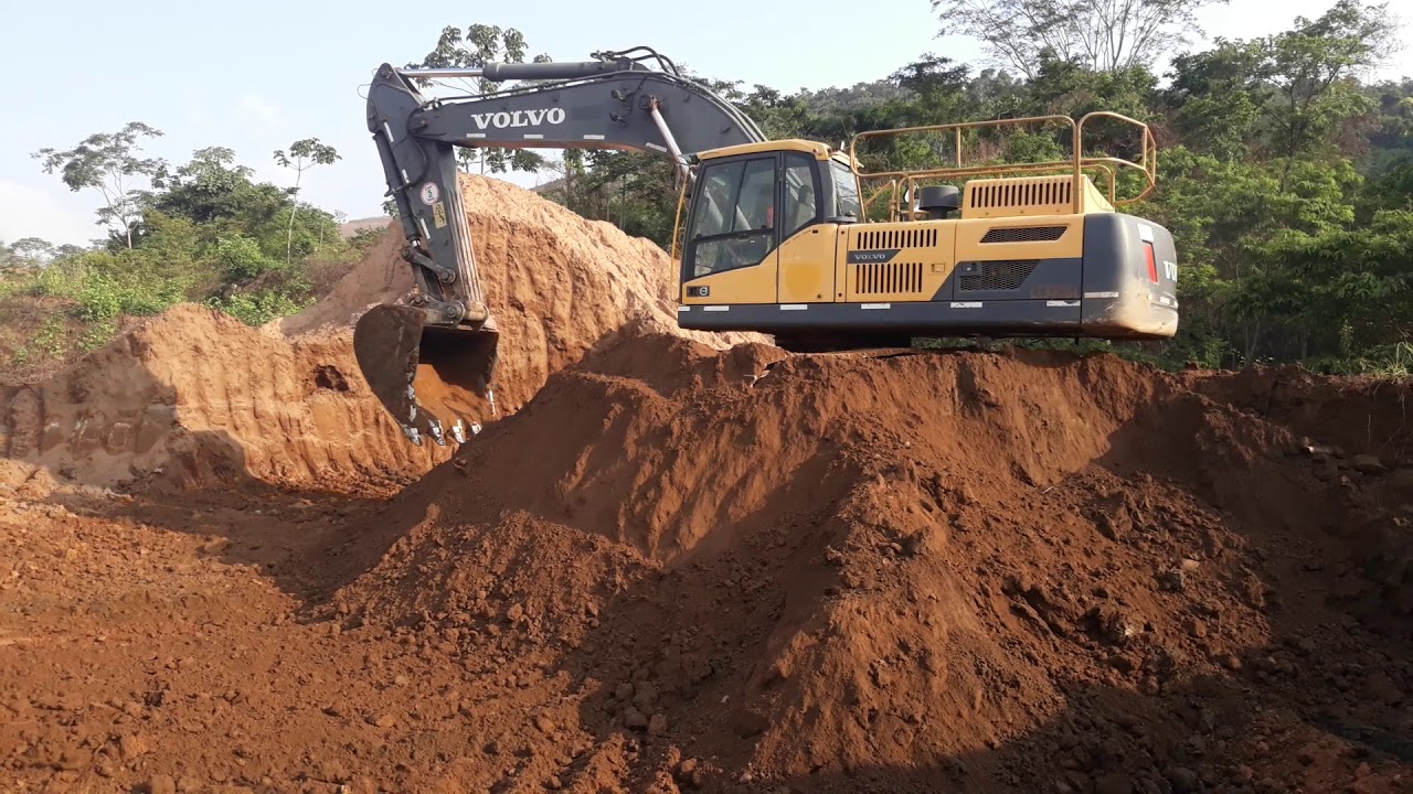 Carregamento com escavadeira volvo 380 de cima da bancada #mineração p/02