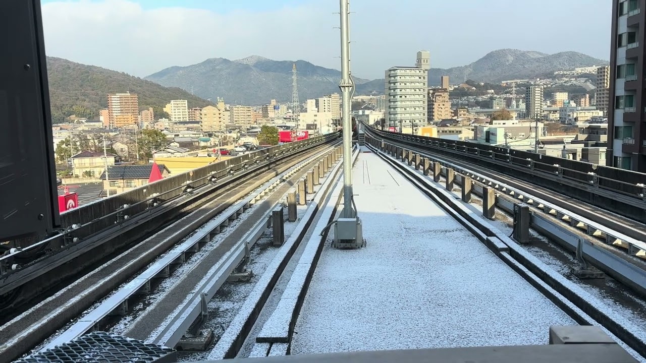 2026.1/23本通行きのアストラムライン7041号車古市駅2番乗り場入線。到着。長楽寺行きのサンフレッチェアストラムライン7032号車古市駅1番乗り場出発。
