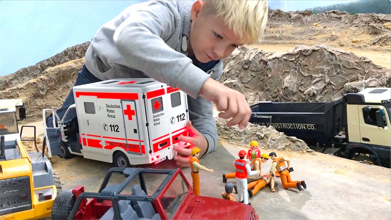 KATASTROPHE in Jack City! BRUDER Toys CAT D11 überrollt Worker – Ambulance im Noteinsatz!