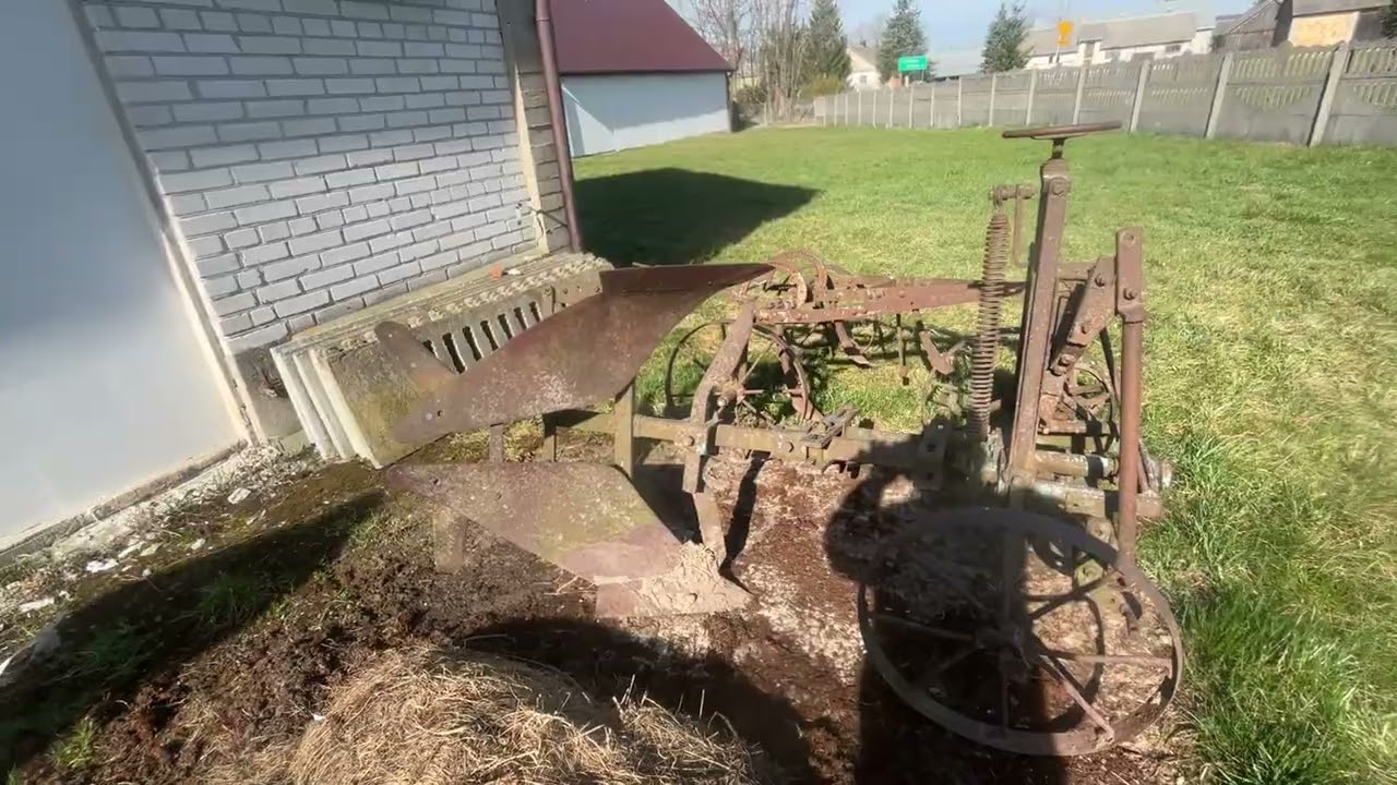 Konny obrotowy pług jednoskibowy ogląda i komentuje sołtys Zenek.