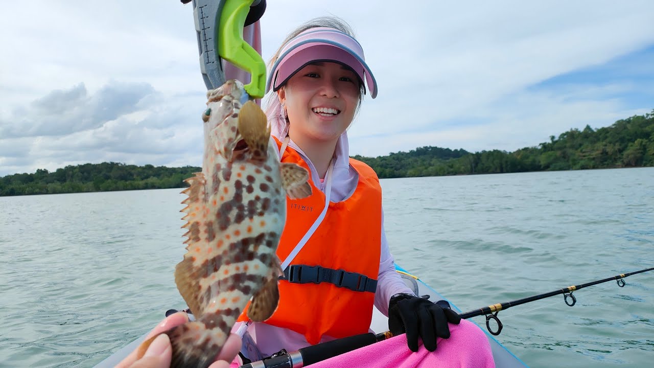 Inflatable Kayak Fishing @ Pulau Ubin Singapore! 🎣 B vs Z!