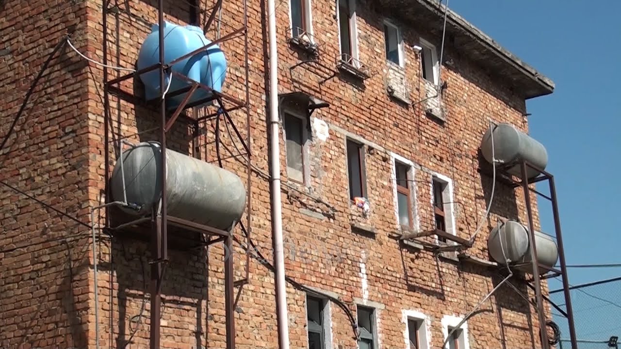 Ora News - Kurbini &ldquo;thahet&rdquo; p&euml;r uj&euml;, banor&euml;t ankohen: &Ccedil;ezmat pikojn&euml; me orar si Kazan Rakie