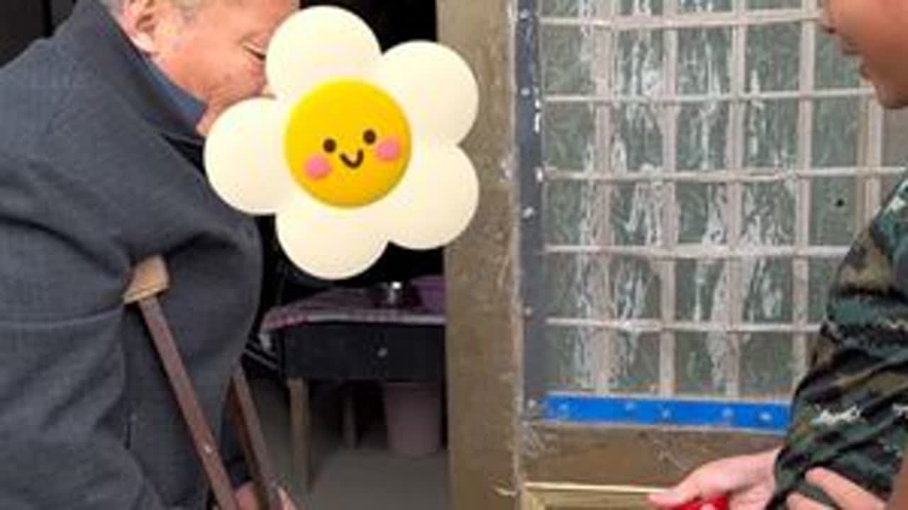 二嫂看了粉丝们的拼图即害怕又开心，可让二嫂笑死啦#新农人计划2025#我的乡村生活 #农村生活 #抖音记录农村生活