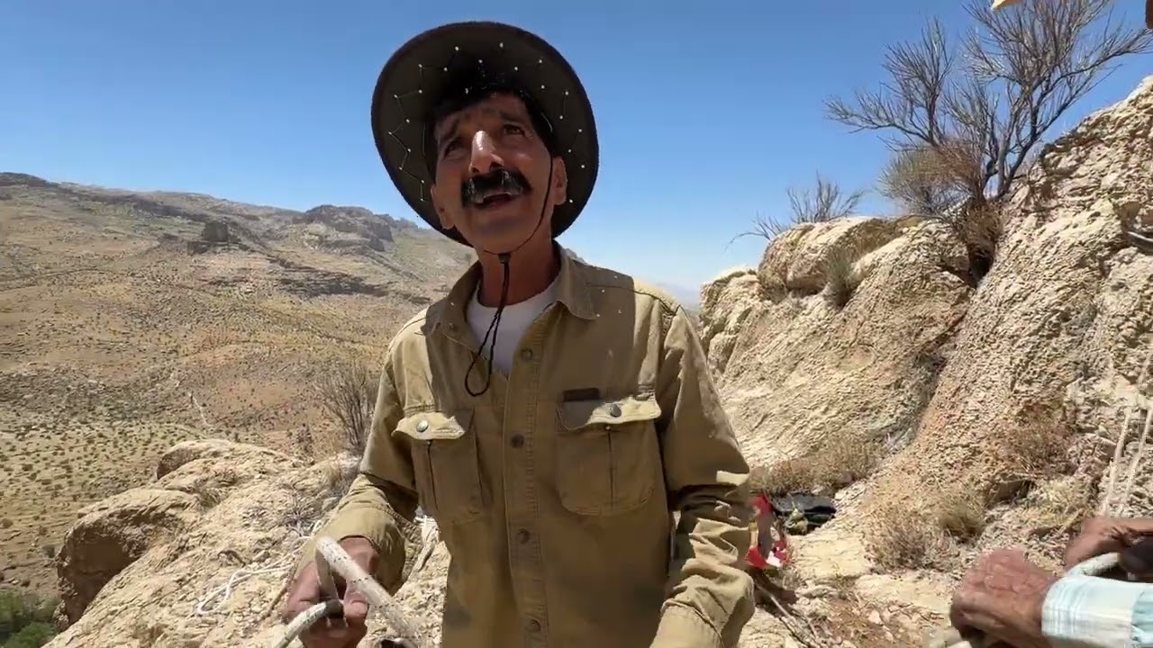 برداشت عسل سر آسیاب استهبان اسماعیل داودی :Harvesting of honey at the mill of Estehban
