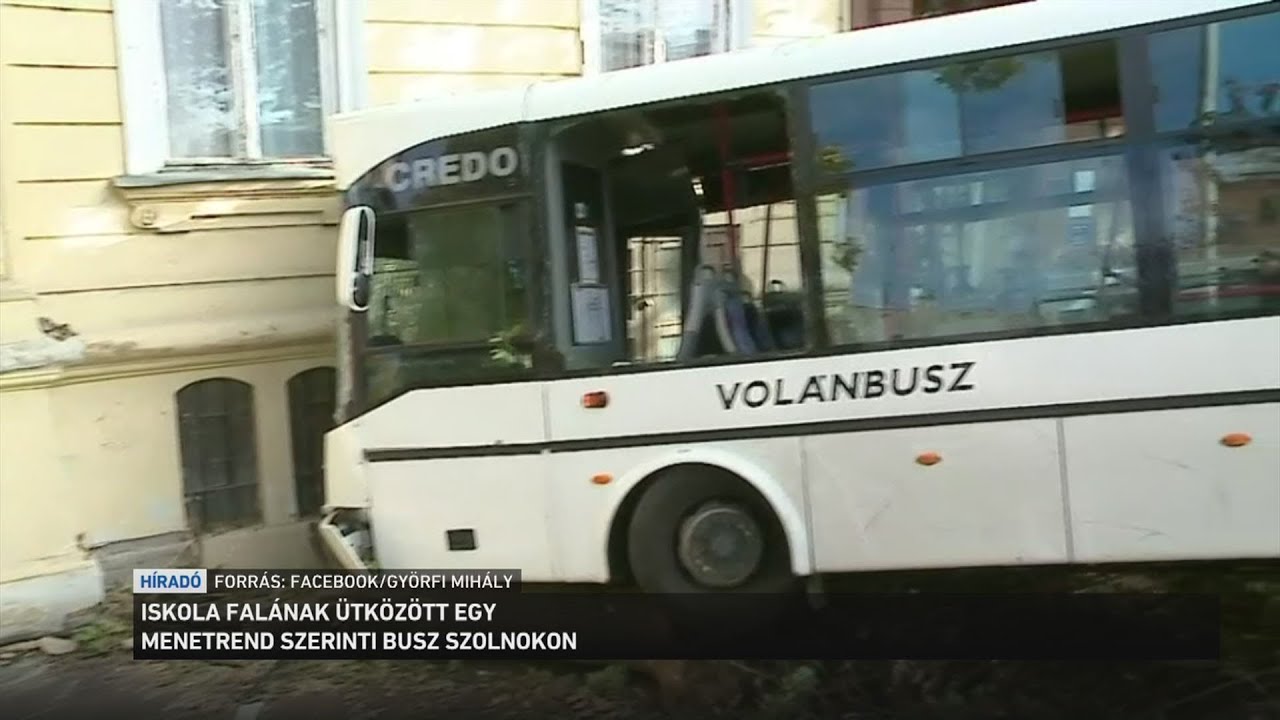 Iskola falának ütközött egy busz Szolnokon
