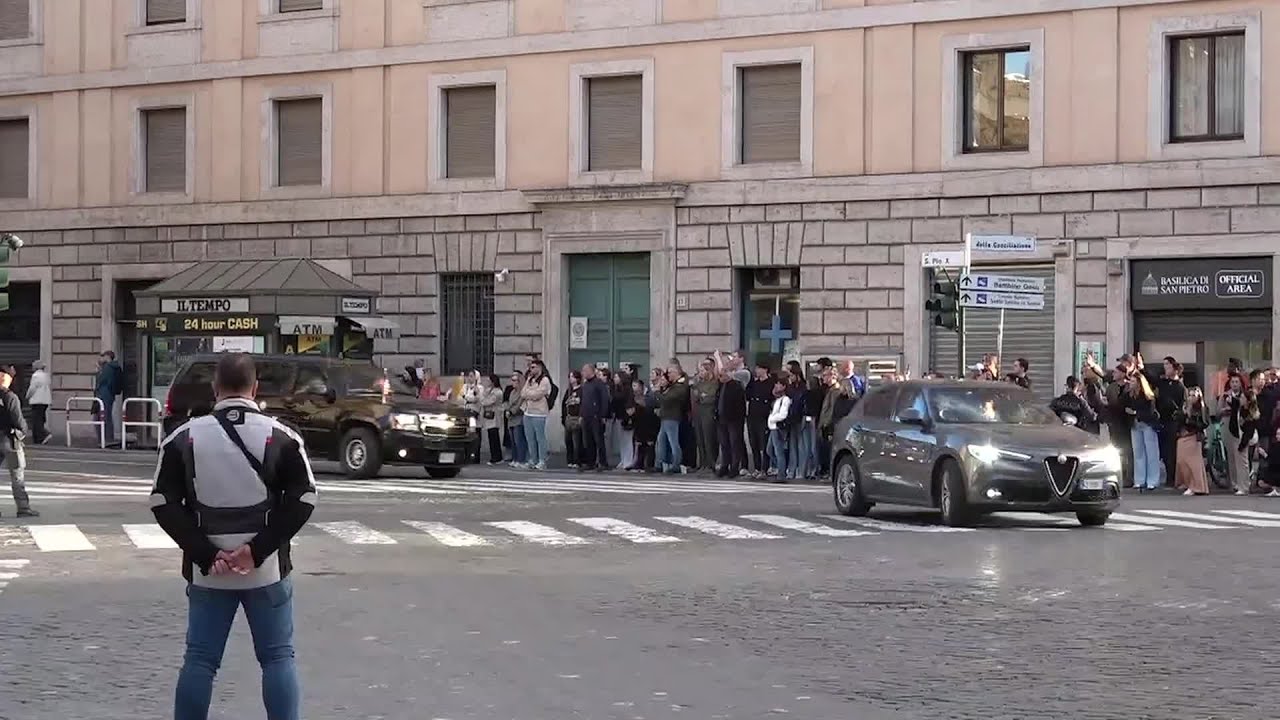 JD Vance a Roma, il vicepresidente degli Stati Uniti visita Castel Sant'Angelo al tramonto