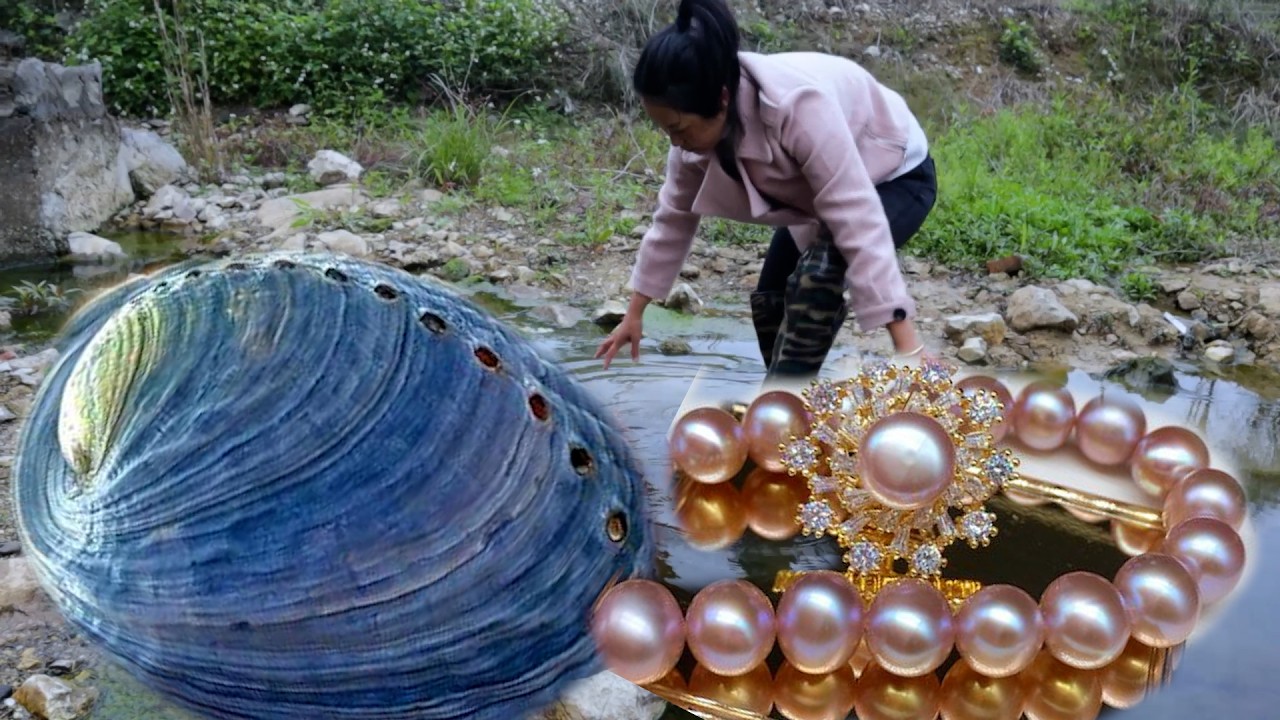 Little girl's river exploration brings treasures: there are jewelry treasures on the rocky beach