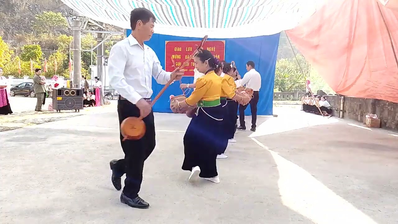 Mừng đảng mừng xuân hội người cao tuổi bản hốc múa tính tẩu