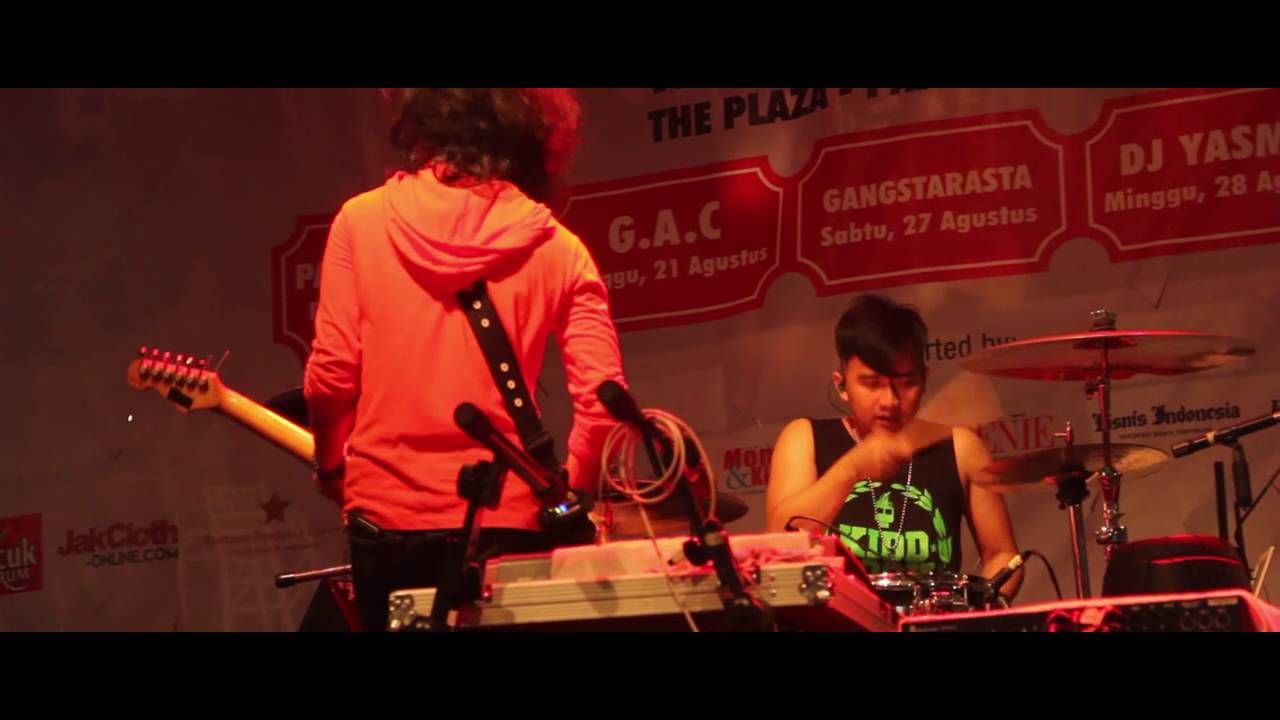 Mars planet Band at Pasar Raya Blok M  Locked Out of Heaven (cover) Bruno Mars