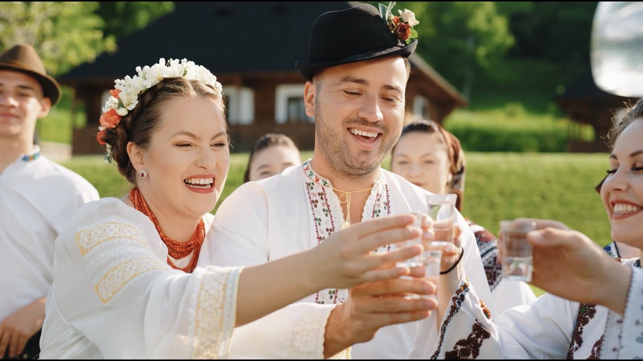 @AndreeaHaisan și @AlexandruBradatan - SUS PAHARUL PENTRU NAȘI 🍷