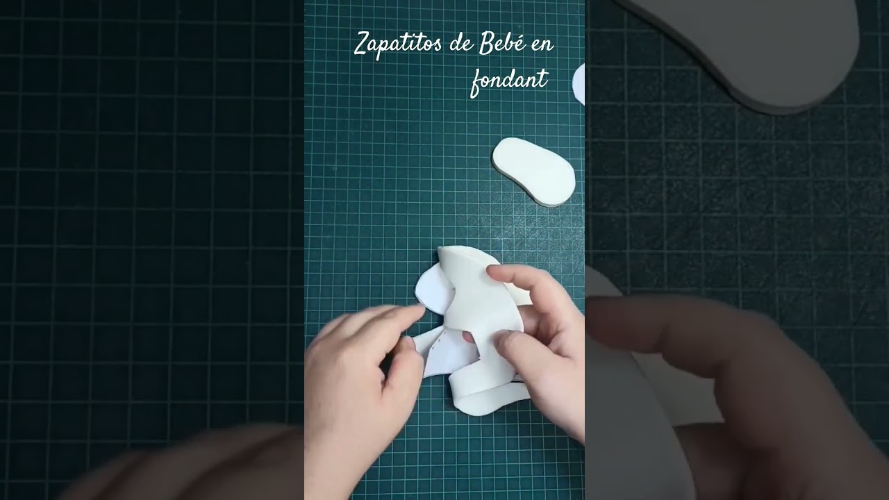 C&oacute;mo hacer zapatos de beb&eacute; en fondant #cake #cakedecorating #fondant #modeling #babycake #craft