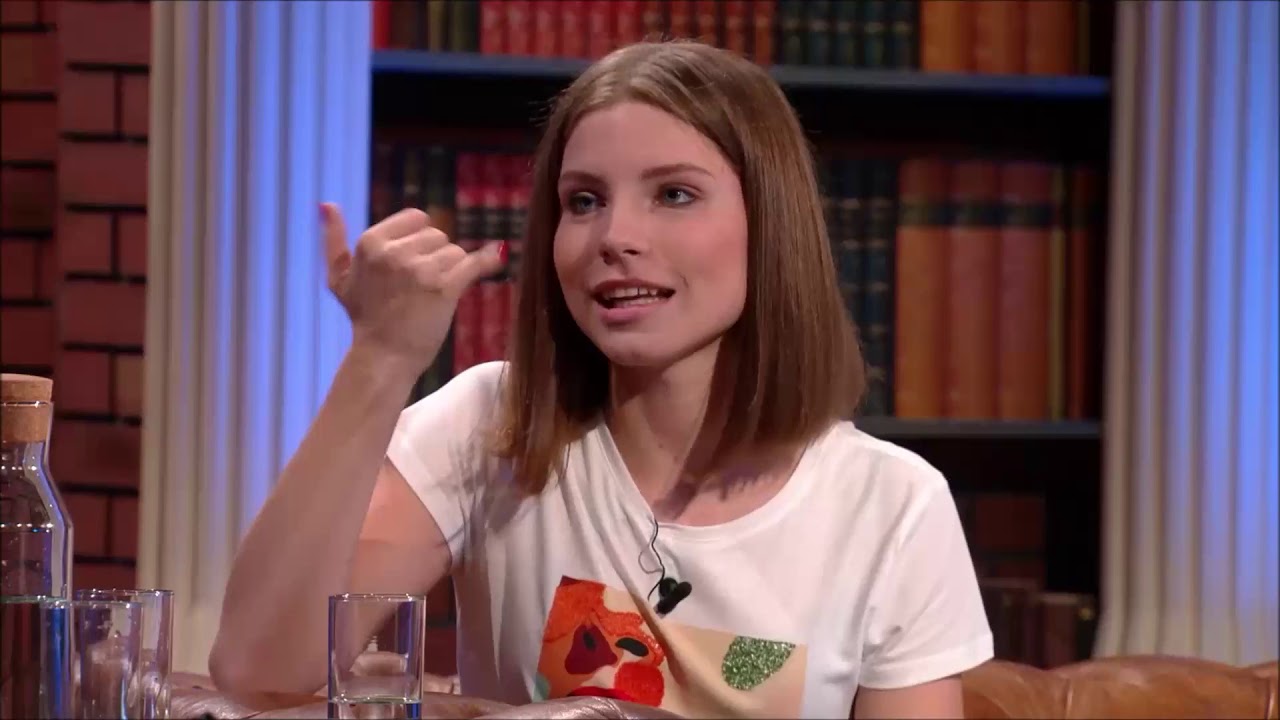 Mladá herečka Zuzana Kraváriková v Neskoro Večer