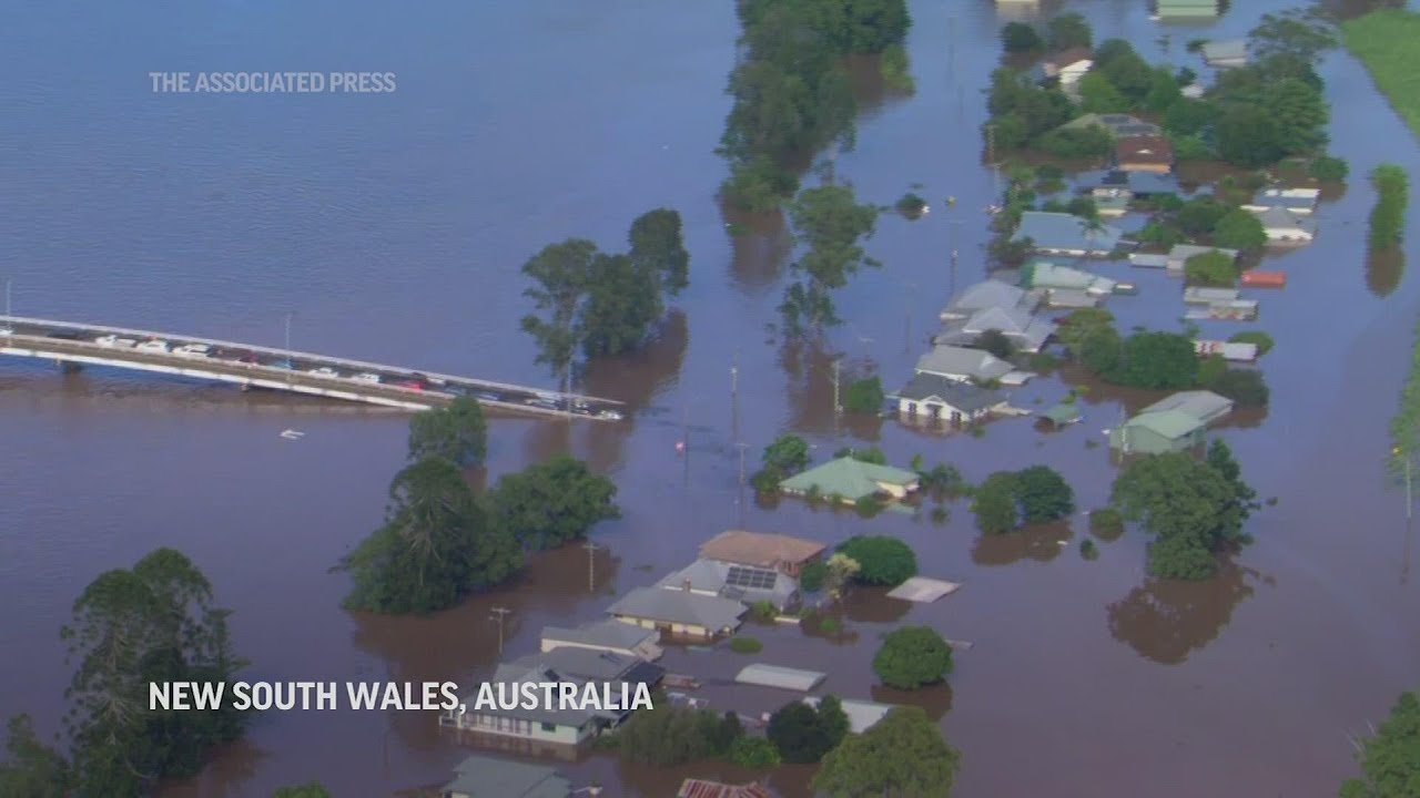 Thousands evacuated from Australia floods devastation