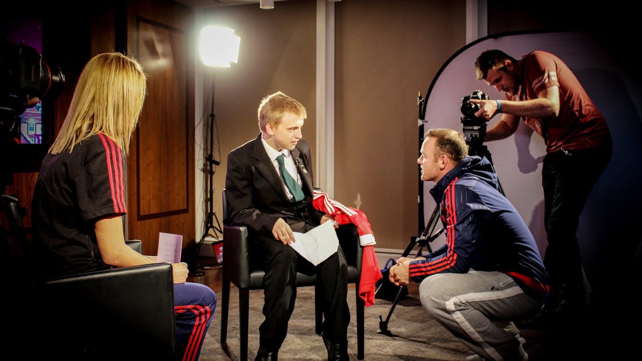 Wayne Rooney surprises young Manchester United fan - #MUFCXmas