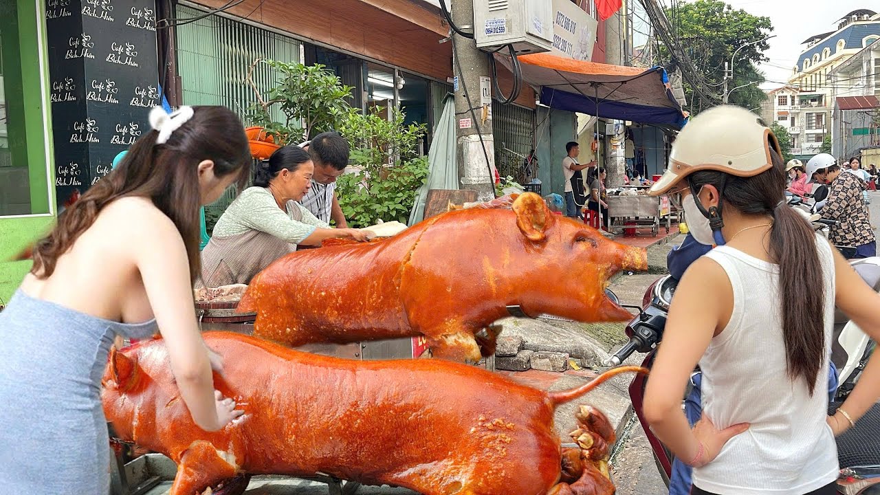 Dawn Rush for Roast Pork: The Street Where Everyone Buys Breakfast & Souvenirs