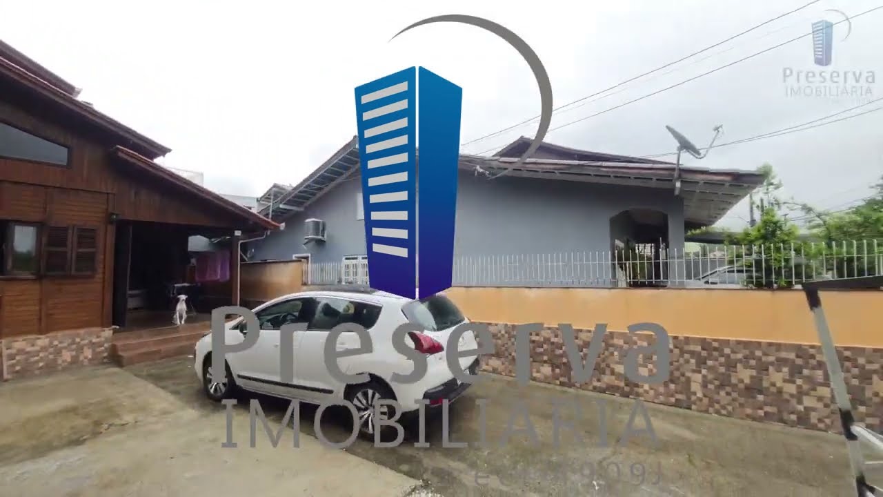 Casa de madeira, muito confortável com amplos cômodos.