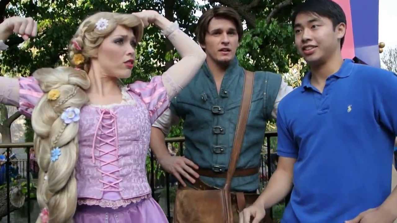 Awkward Aaron - Rapunzel and Flynn Dance to Aaron's Singing