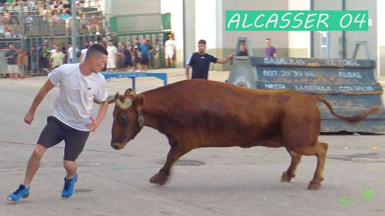 ALCASSER 04 ADRIAN con la  Famosa Vaca Bailarina