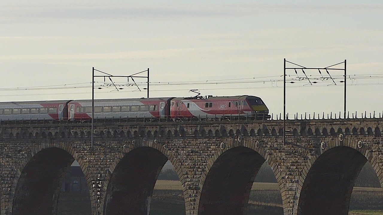 LNER 225 crosses the Royal Border Bridge (14/1/19)