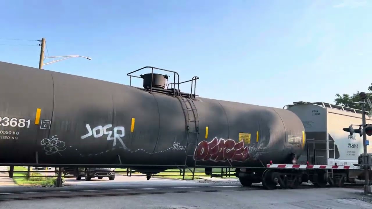 Ns Q32.9 (with Union Pacific power mid DPU)