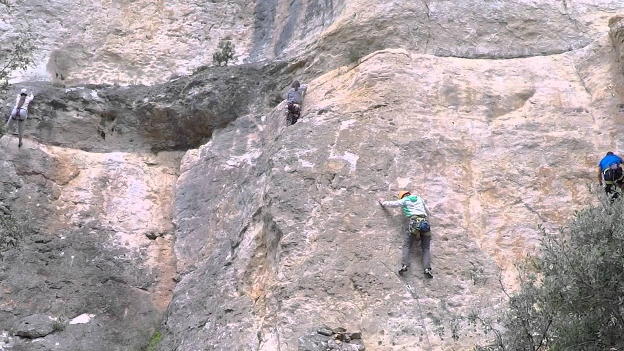 Raquel Albéniz en Cuatro bordillos y medio (6A). Escalada en Viana de Jadraque