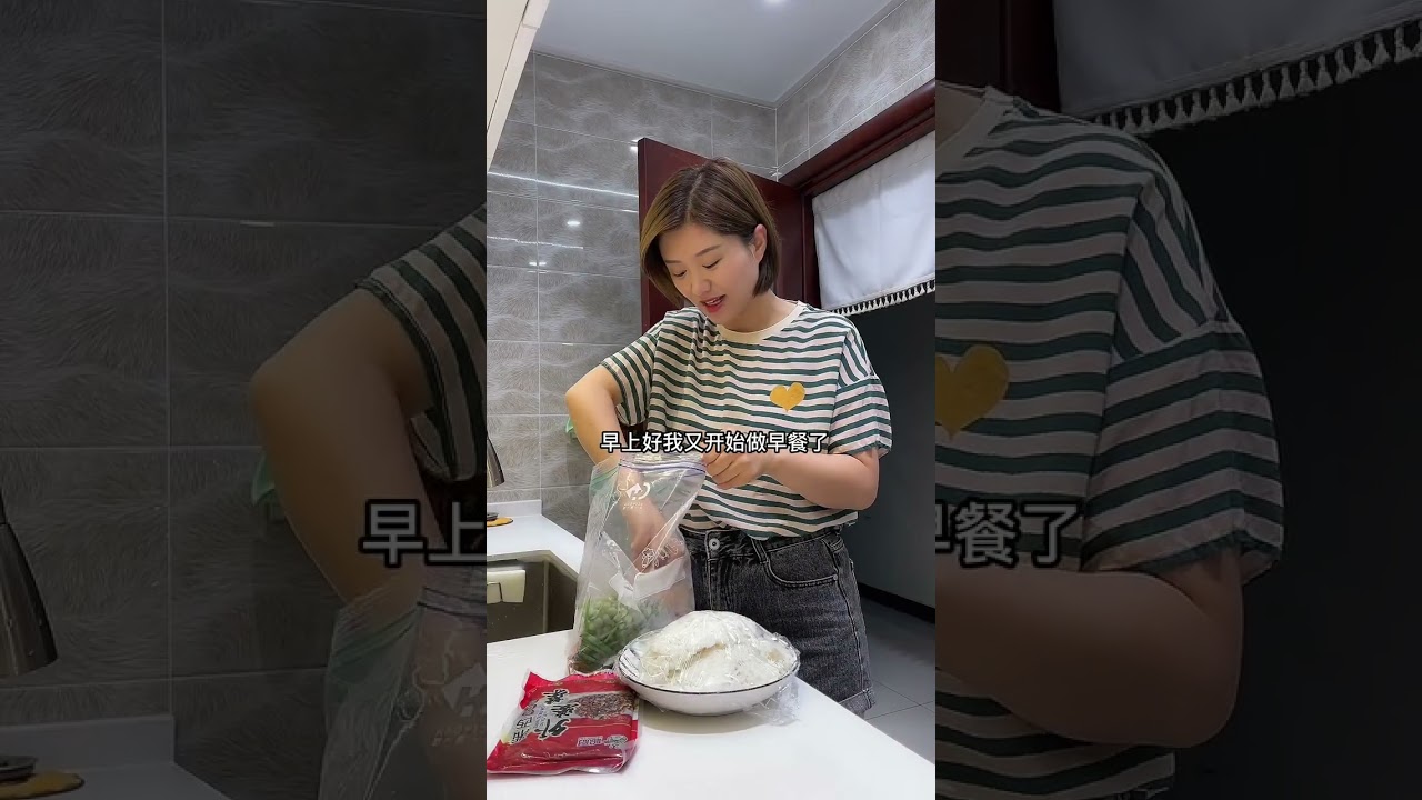 晚上8点半公公拿来一大块牛肉，提前一晚做了家庭版的酱香卤牛肉，搭配上外婆菜炒饭，粒粒分明，特别的香，儿子说这就是人间美味。#宝妈 #记录真实生活 #一日三餐人间烟火 #外婆菜 #酱牛肉 @DOU+小