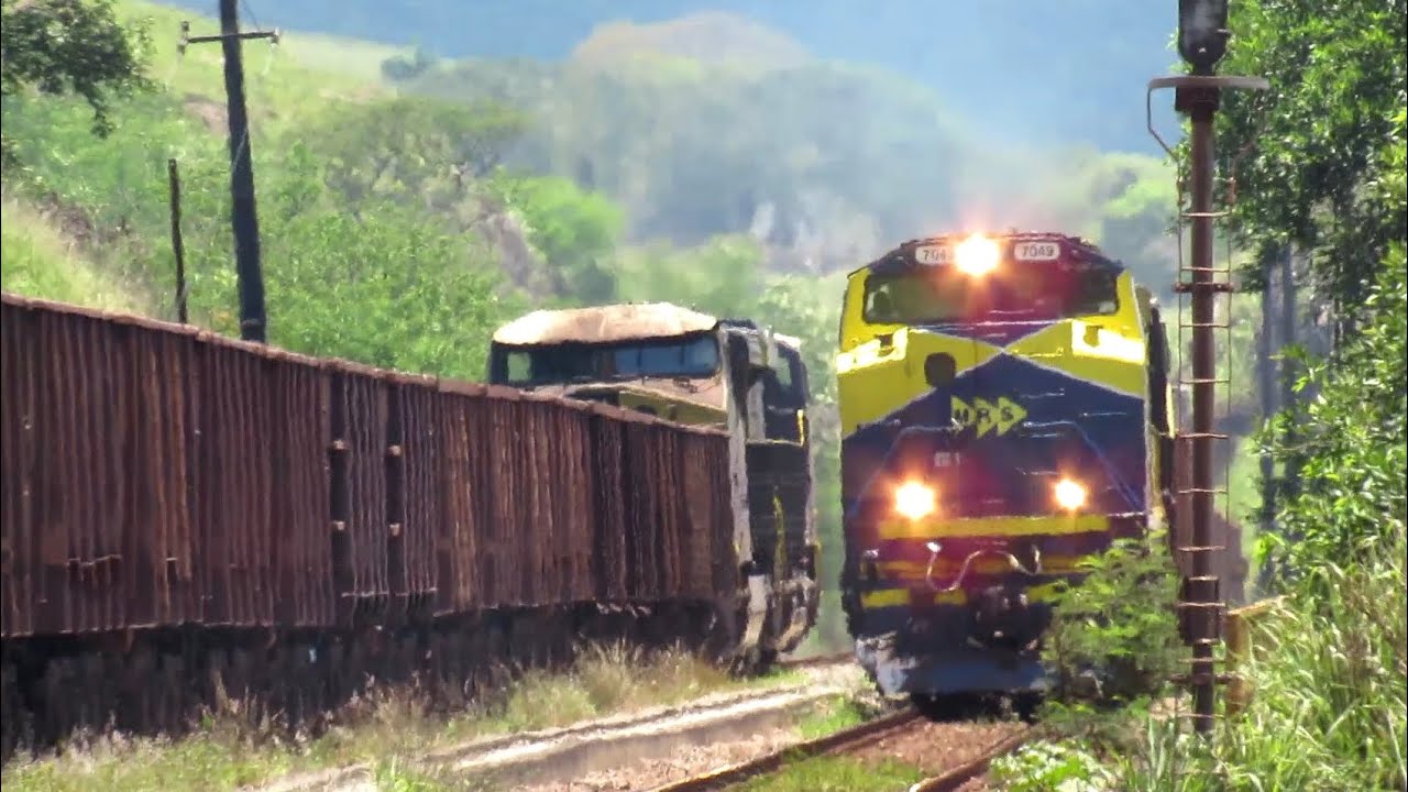 Trem de minério carregado com a locomotiva SD70 com buzina K5LA, cruzando com vazio em Japeri - RJ.