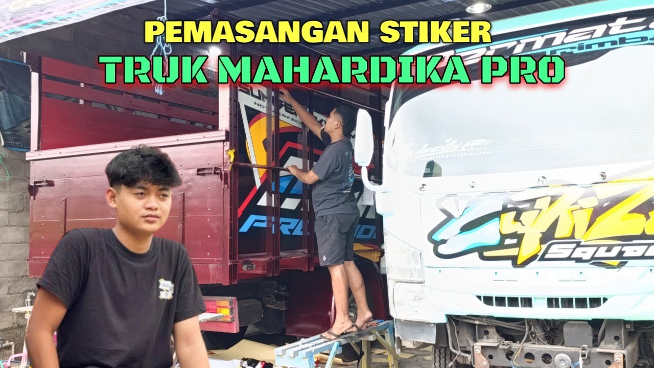 Pemasangan stiker truk Mahardika pro