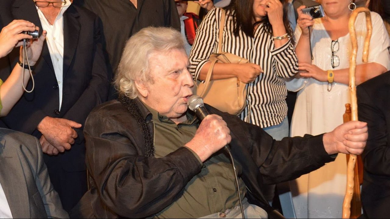«…μη παρακαλώ σας μη / λησμονάτε τη χώρα μου!», ο 91χρονος Μίκης Θεοδωράκης τραγουδά (16/17)