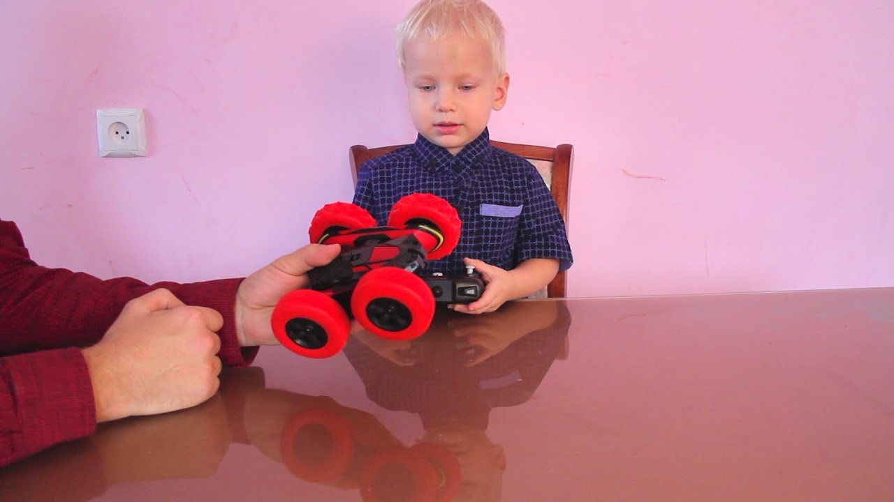 ВРЕЗАЕМСЯ В СТЕНЫ. Машинка перевертыш ATOM MAX race car RC! На радиоуправлении!