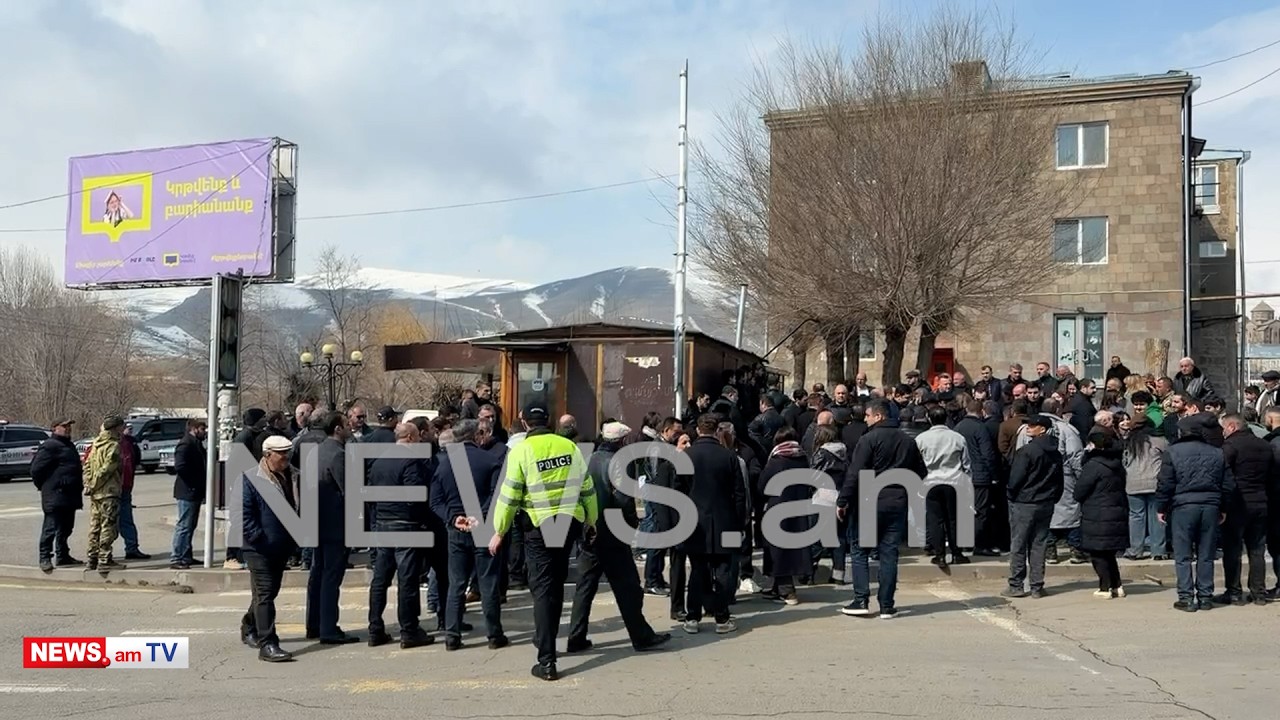 Կրթվելը նորաձև է. «Ուրախ ավտոբուս»-ի ուղևորները՝ Աննա Հակոբյանի պաստառի ֆոնին