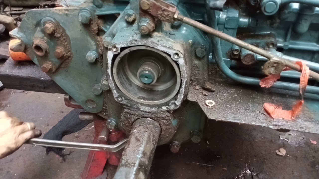 kubota B6001;how to remove rear axle,right side