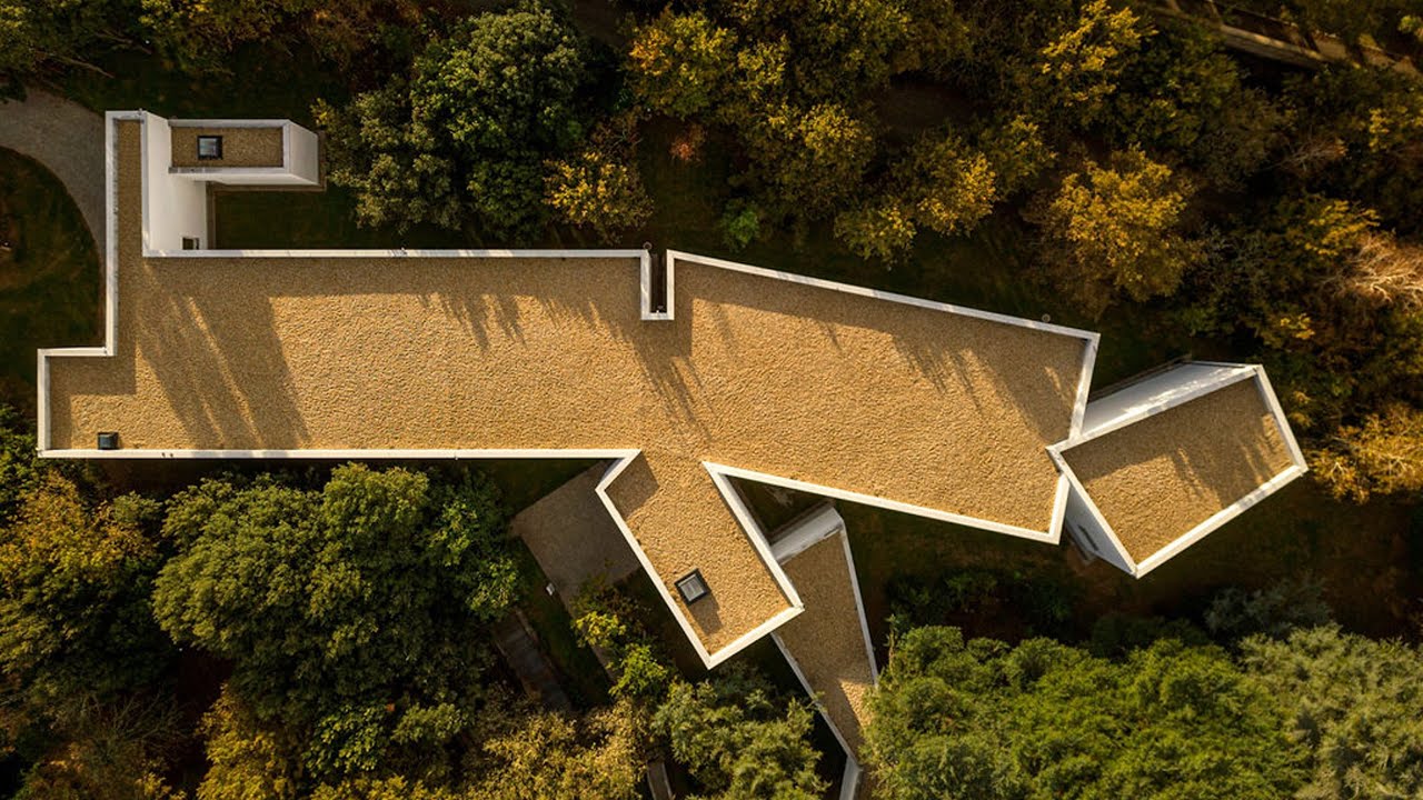 &Aacute;lvaro Siza expands his Serralves Museum in Porto with angular gallery