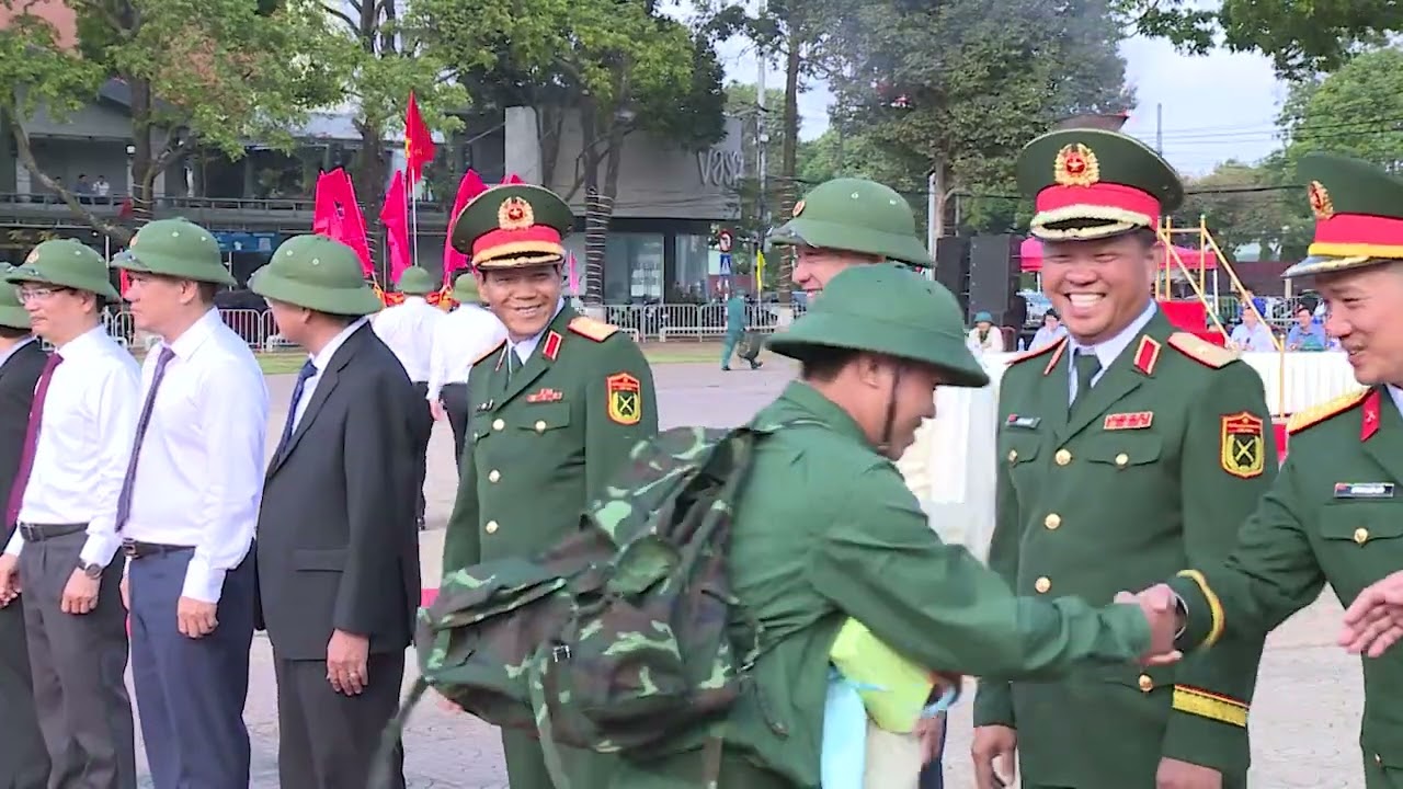Hàng nghìn thanh niên tỉnh Đắk Lắk hăng hái lên đường nhập ngũ